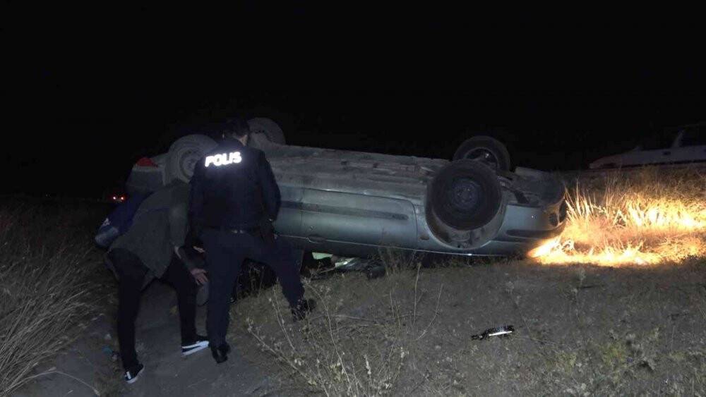 Takla atan otomobil şarampole devrildi: 2 yaralı