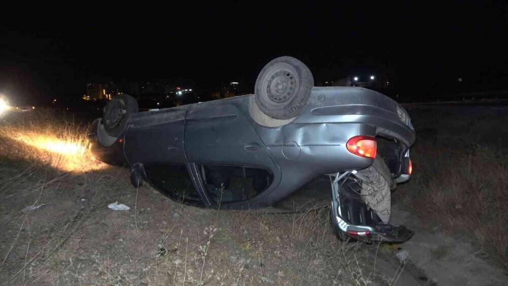 Takla atan otomobil şarampole devrildi: 2 yaralı