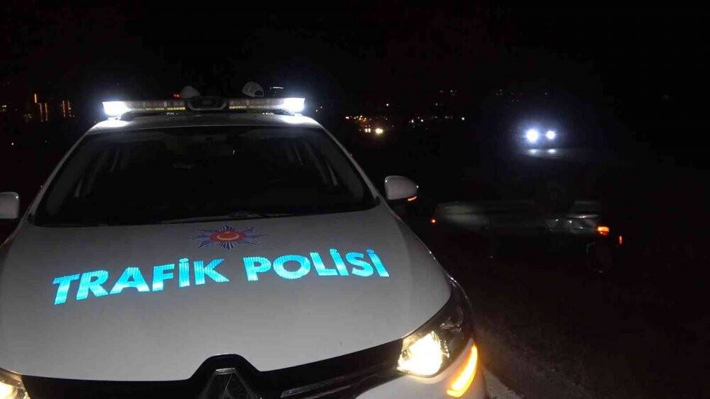 Takla atan otomobil şarampole devrildi: 2 yaralı