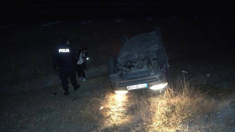 Takla atan otomobil şarampole devrildi: 2 yaralı