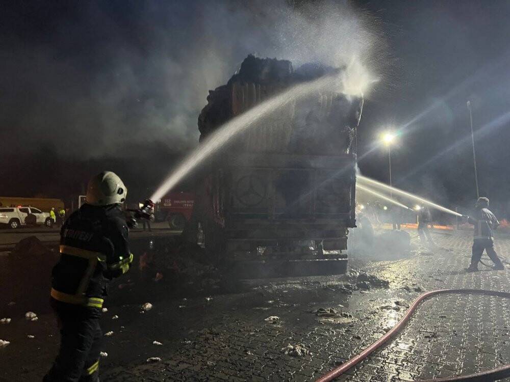 Yüz binlerce liralık pamuk kül oldu