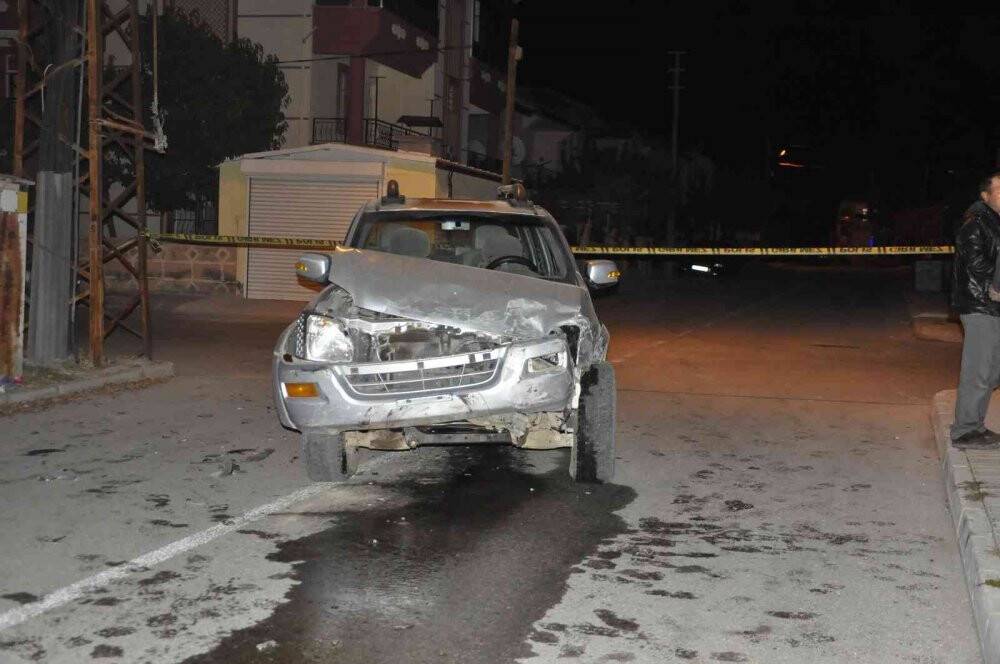 Kamyonet ile çarpışan işçi midibüsü binaya çarparak durabildi: 12 yaralı