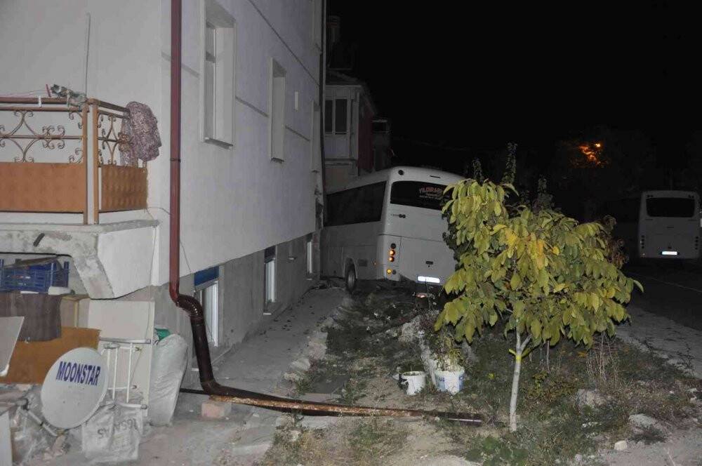 Kamyonet ile çarpışan işçi midibüsü binaya çarparak durabildi: 12 yaralı