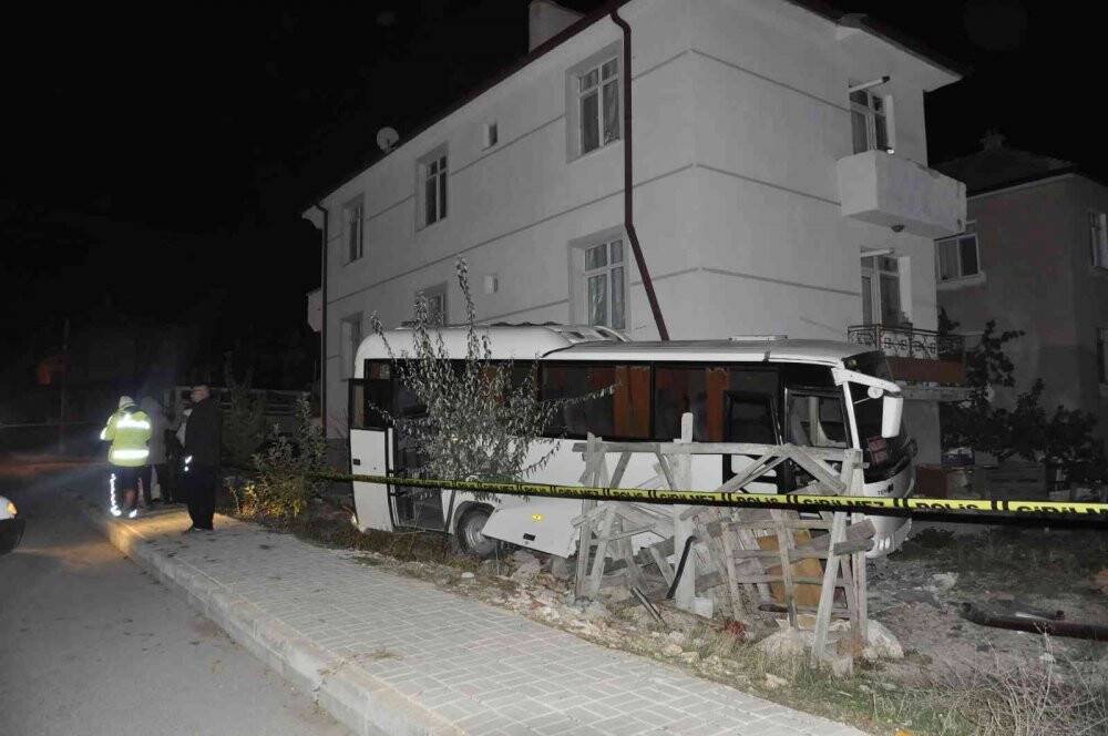 Kamyonet ile çarpışan işçi midibüsü binaya çarparak durabildi: 12 yaralı