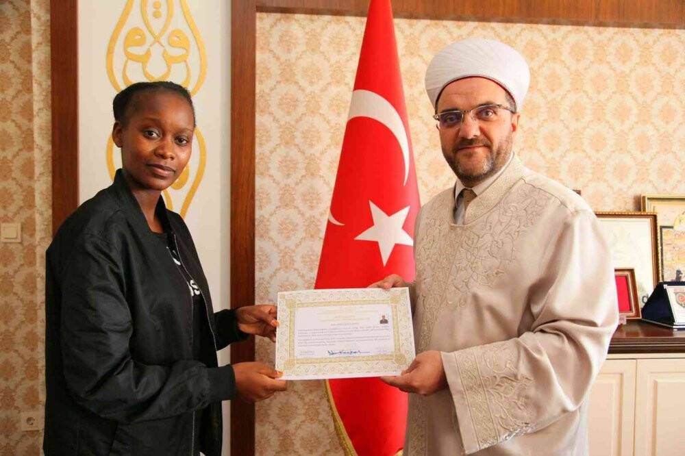 Kenya’dan geldi Bursa’da müslüman oldu