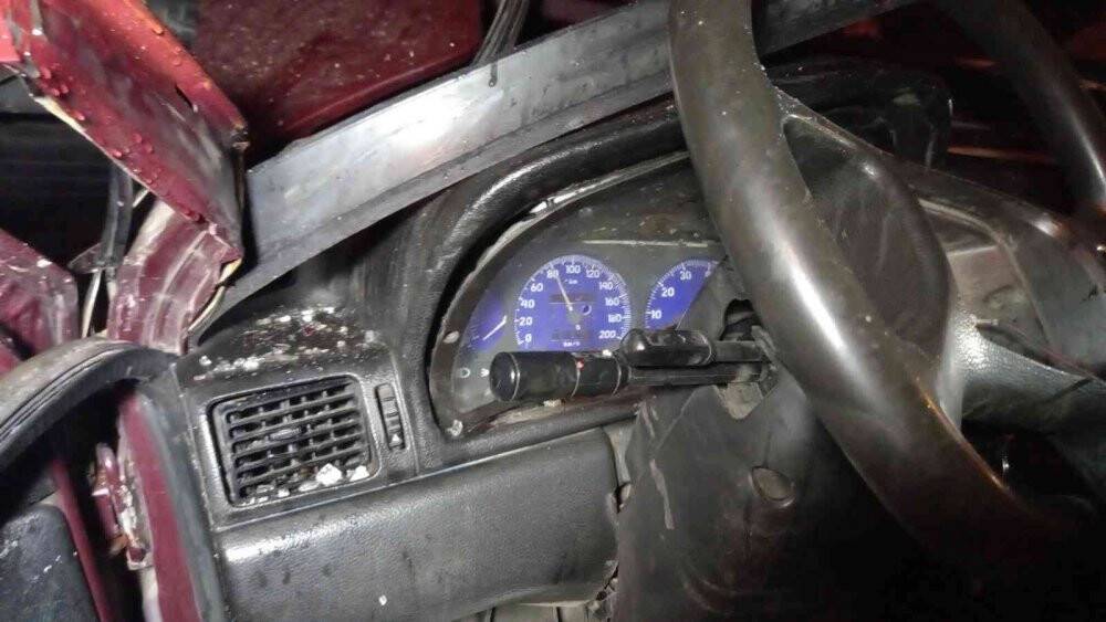 Konya’da seyir halindeki tıra çarparak hurdaya dönen otomobilin sürücüsü ağır yaralandı