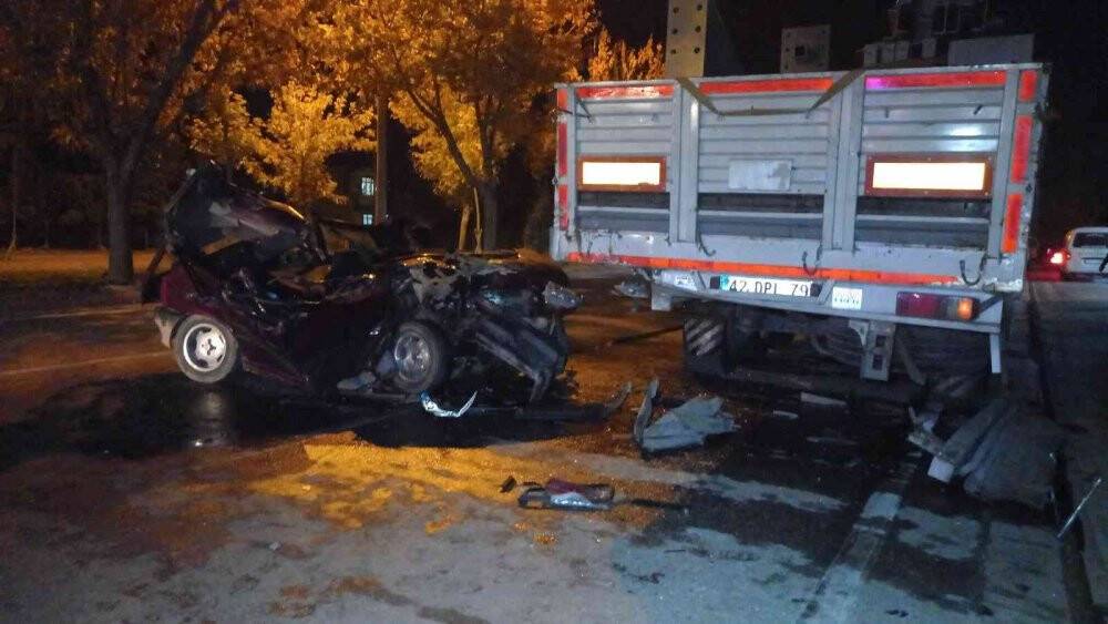 Konya’da seyir halindeki tıra çarparak hurdaya dönen otomobilin sürücüsü ağır yaralandı