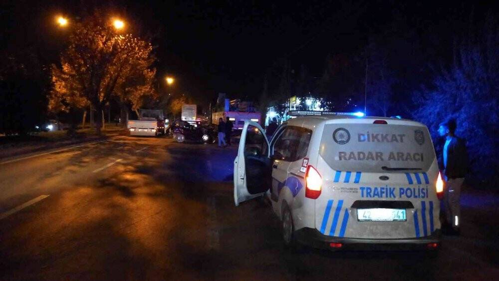 Konya’da seyir halindeki tıra çarparak hurdaya dönen otomobilin sürücüsü ağır yaralandı