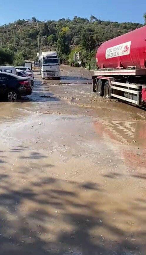 İsale hattı patladı, her yeri su aldı