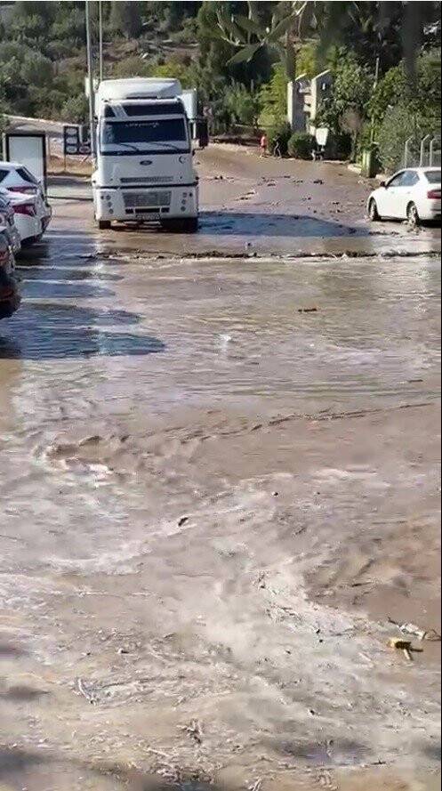 İsale hattı patladı, her yeri su aldı