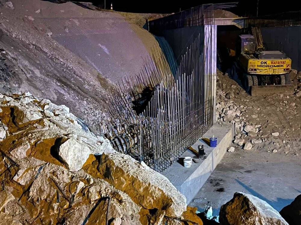 Kağıt gibi ezilen otomobil 4 kişiye mezar oldu