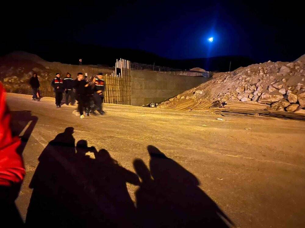 Kağıt gibi ezilen otomobil 4 kişiye mezar oldu