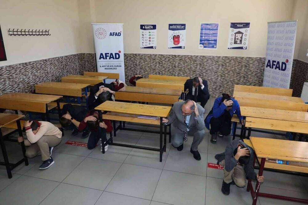 Konya’da deprem tatbikatı: Vali Özkan, öğrencilerle sıra altında tehlikenin geçmesini bekledi