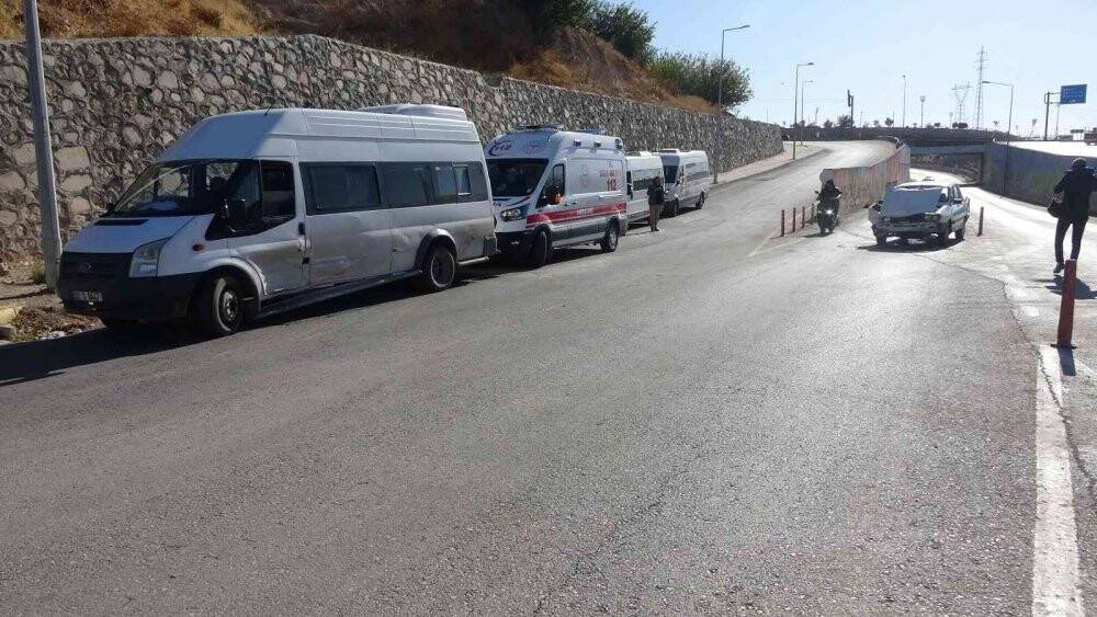 Öğrenci servisi otomobille çarpıştı