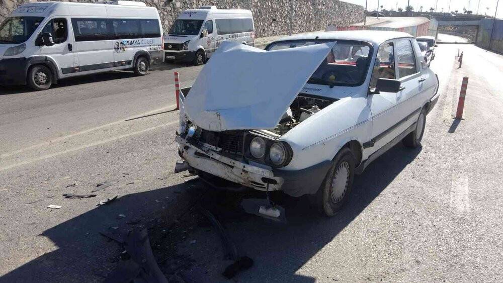 Öğrenci servisi otomobille çarpıştı
