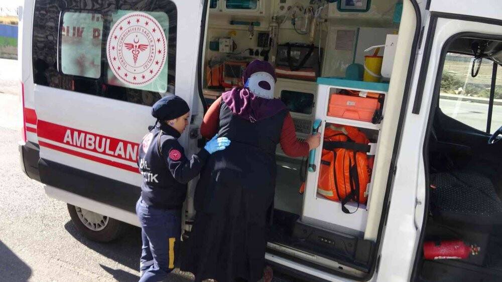 Öğrenci servisi otomobille çarpıştı