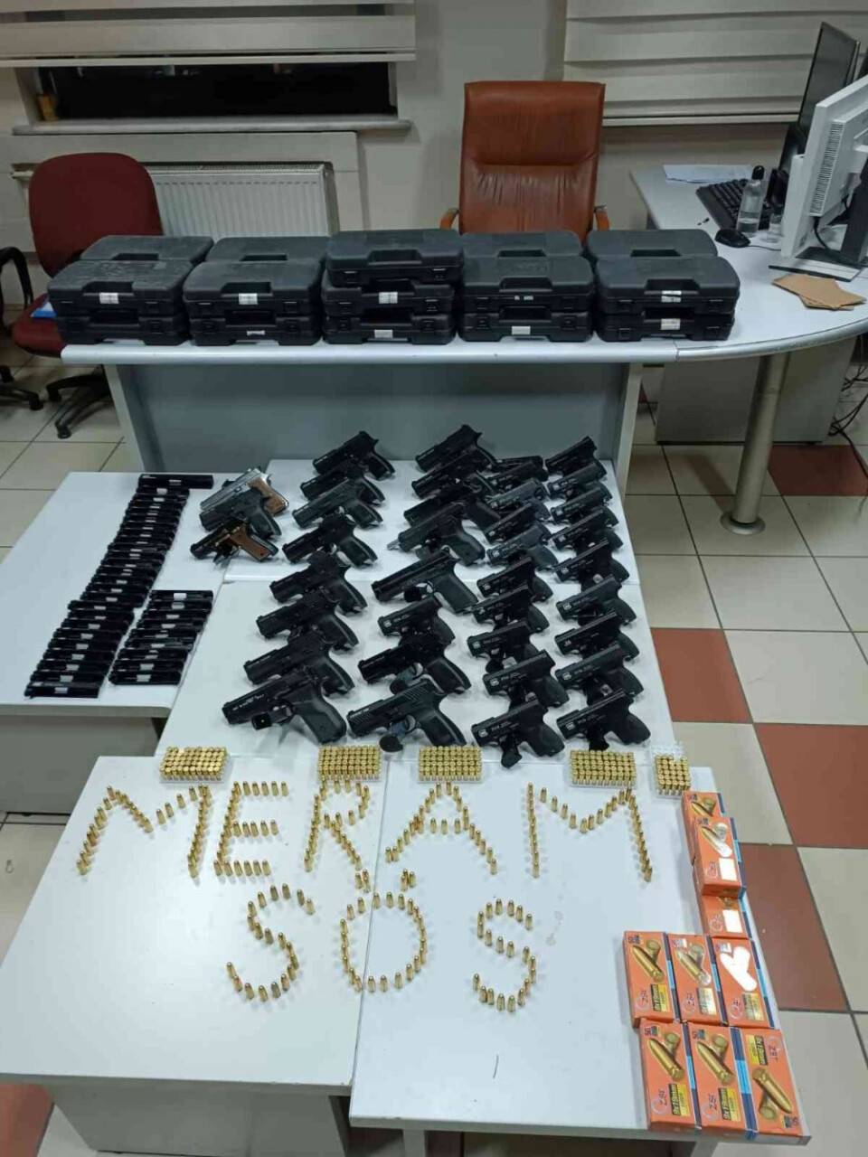 Oto yıkamacıdan çok sayıda tabanca malzemesi ele geçirildi