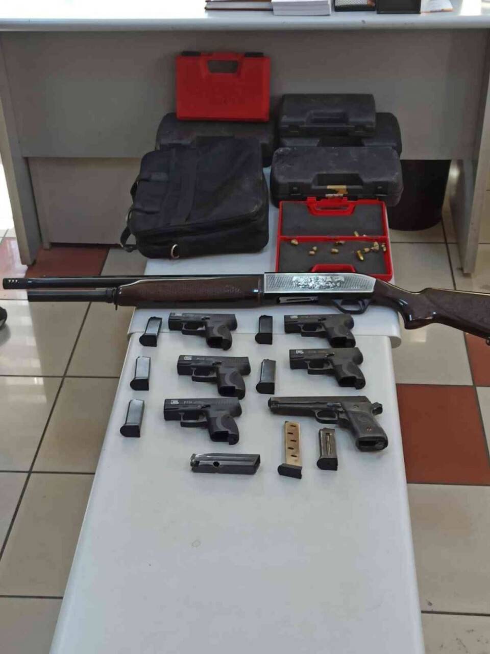 Oto yıkamacıdan çok sayıda tabanca malzemesi ele geçirildi