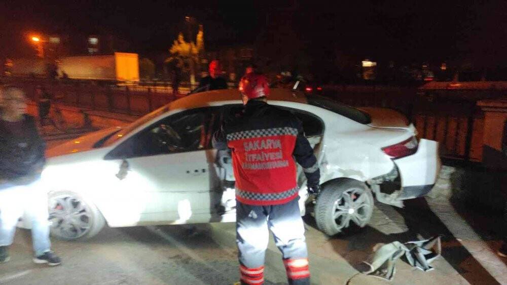 Otomobiller çarpıştı, sürücüler kazayı yara almadan atlattı