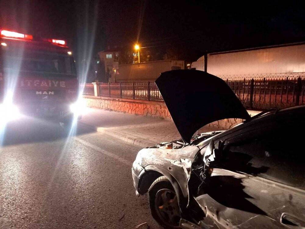 Otomobiller çarpıştı, sürücüler kazayı yara almadan atlattı