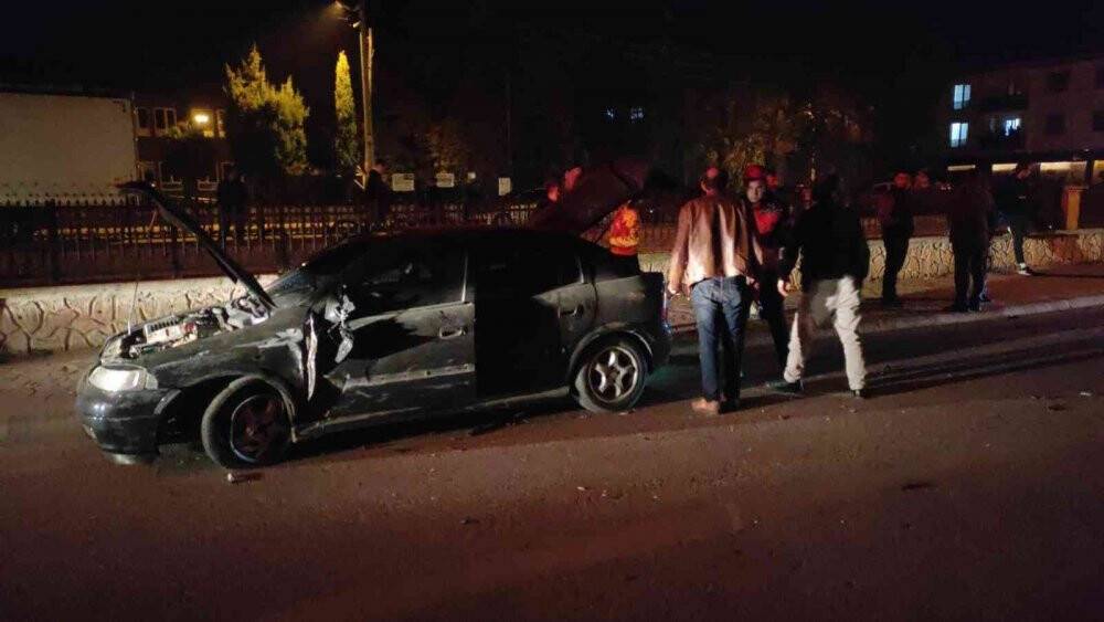 Otomobiller çarpıştı, sürücüler kazayı yara almadan atlattı