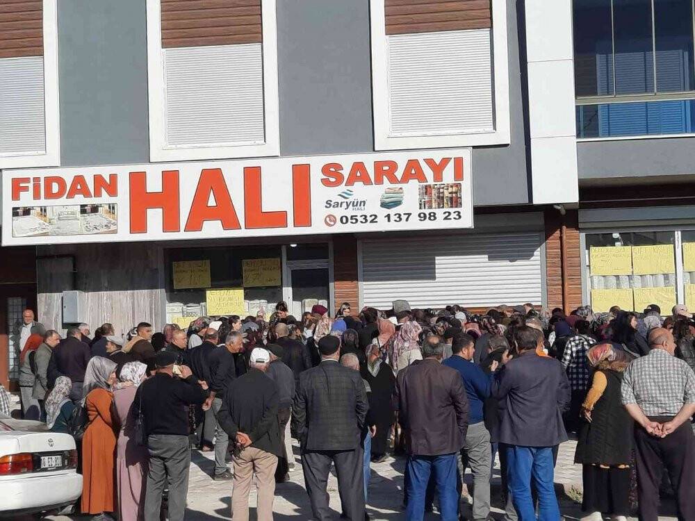 Ucuz halı almak için yarıştılar