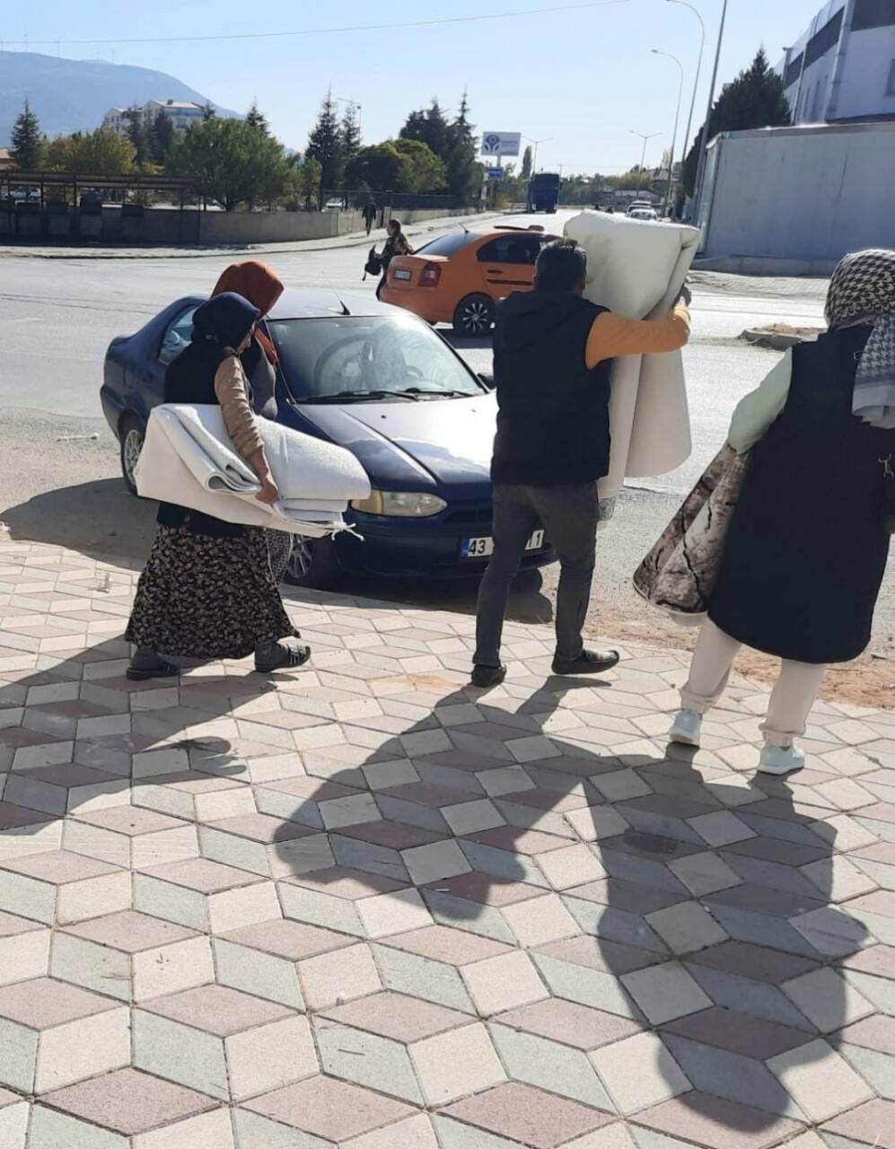 Ucuz halı almak için yarıştılar