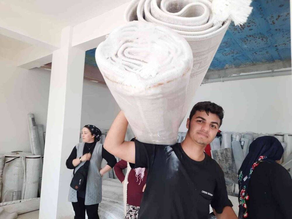 Ucuz halı almak için yarıştılar