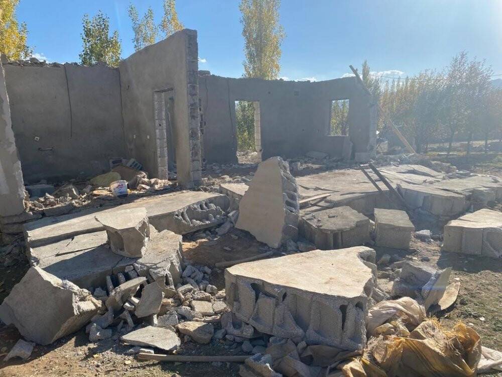 Yıktığı duvarın altında kaldı