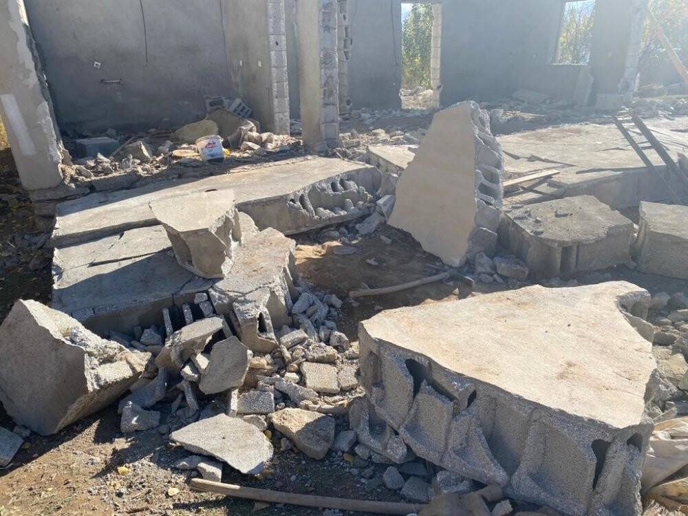 Yıktığı duvarın altında kaldı