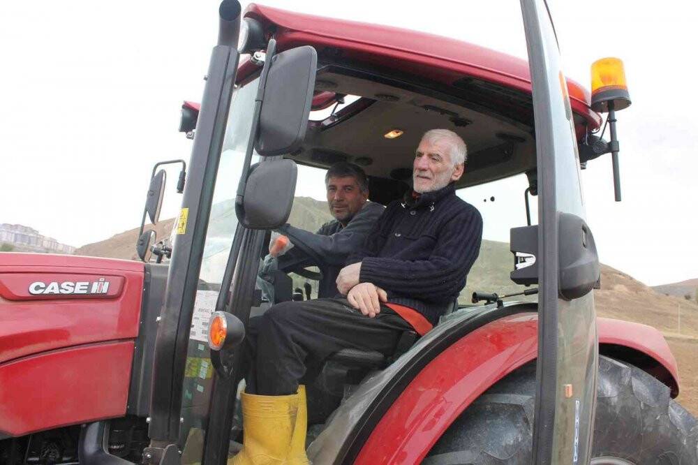Yıllarca öğrenci yetiştirdi,  emekli olduktan sonra sebze ve tahıl yetiştirmeye başladı