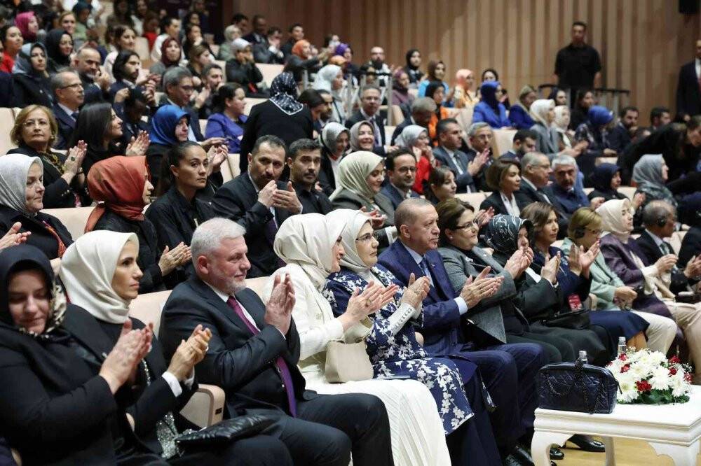 Cumhurbaşkanı Erdoğan'dan "başörtüsü" konusunda referandum sinyali
