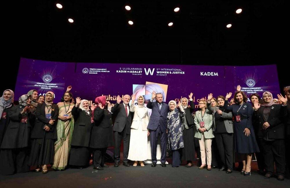 Cumhurbaşkanı Erdoğan'dan "başörtüsü" konusunda referandum sinyali