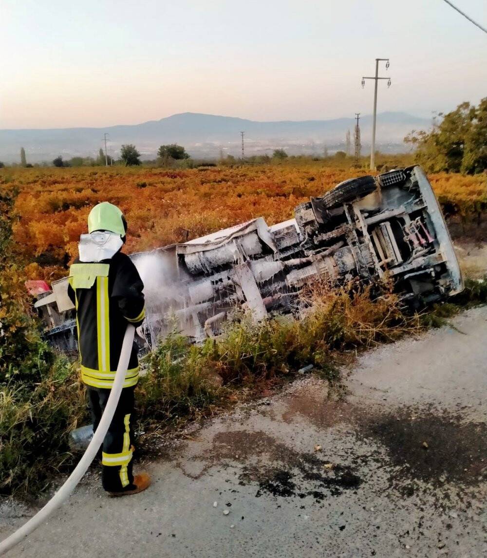 Dolu yakıt tankeri tarlaya devrildi