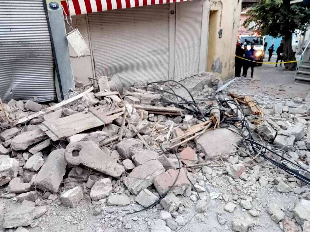 İzmir'de depremde yıkılan minare havadan görüntülendi