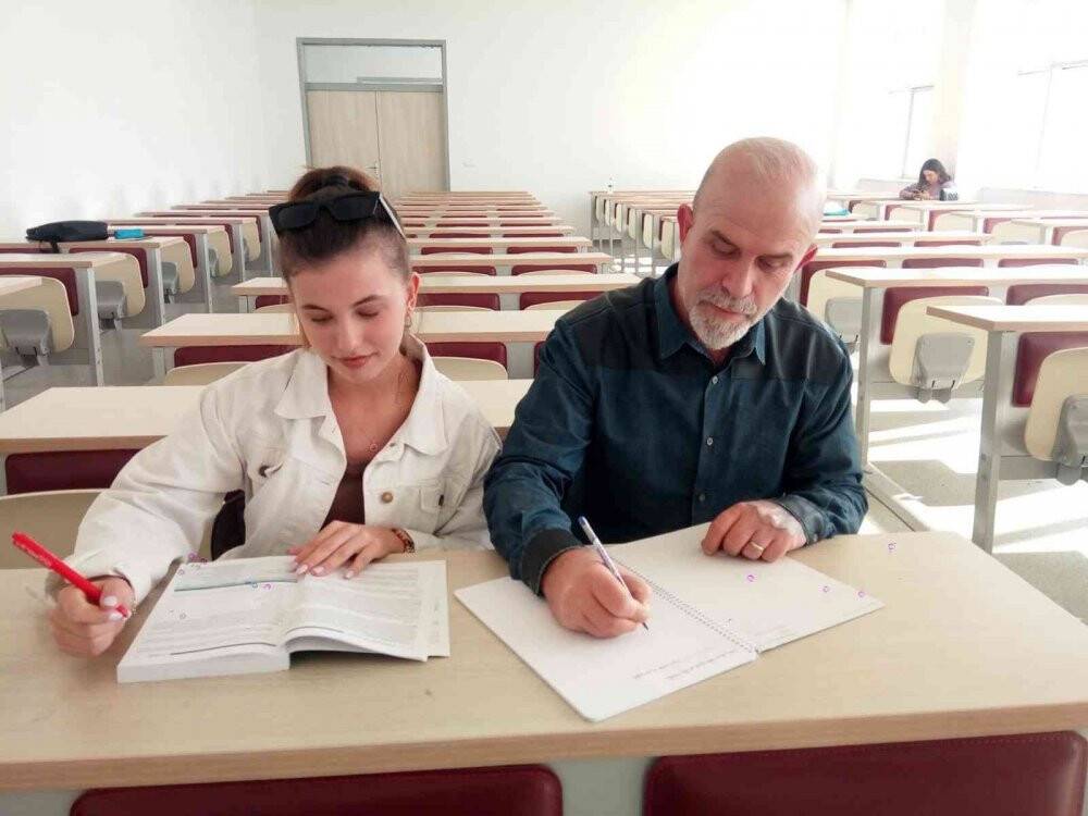 Kızıyla aynı üniversitede eğitim görüyor