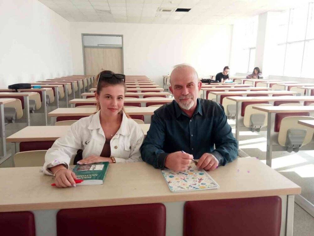 Kızıyla aynı üniversitede eğitim görüyor