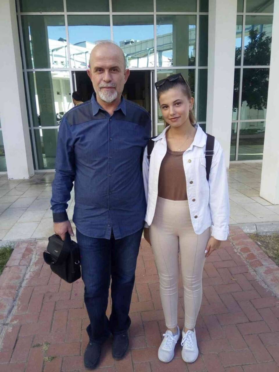 Kızıyla aynı üniversitede eğitim görüyor