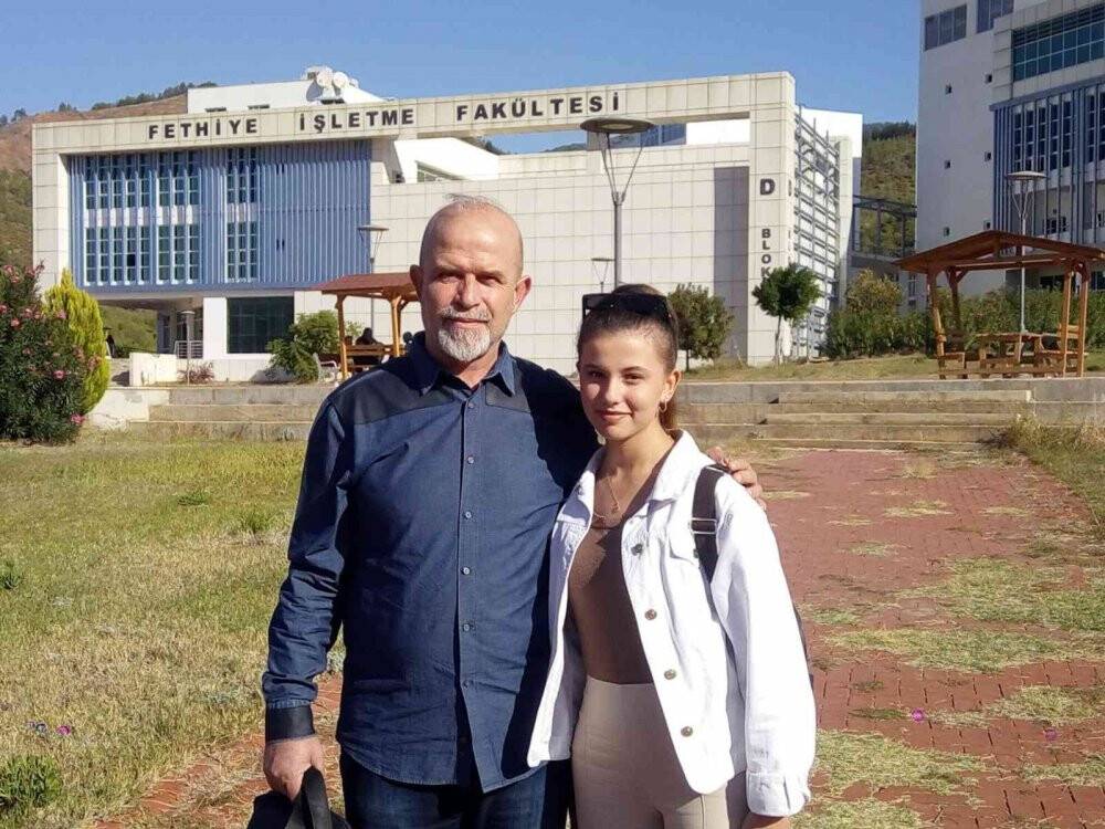 Kızıyla aynı üniversitede eğitim görüyor
