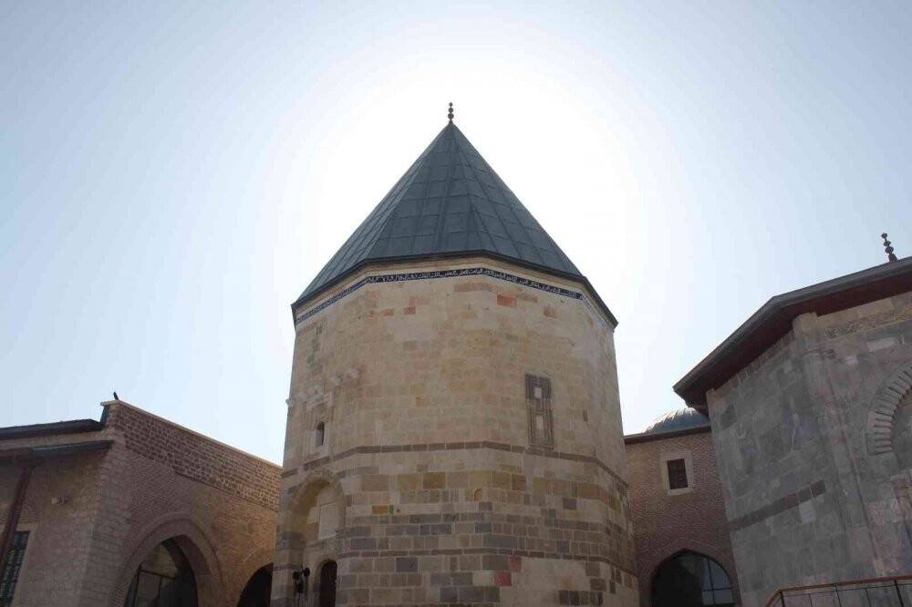 Konya’da Sultanlar Türbesi’nde her cuma namazı sonrası saygı nöbeti