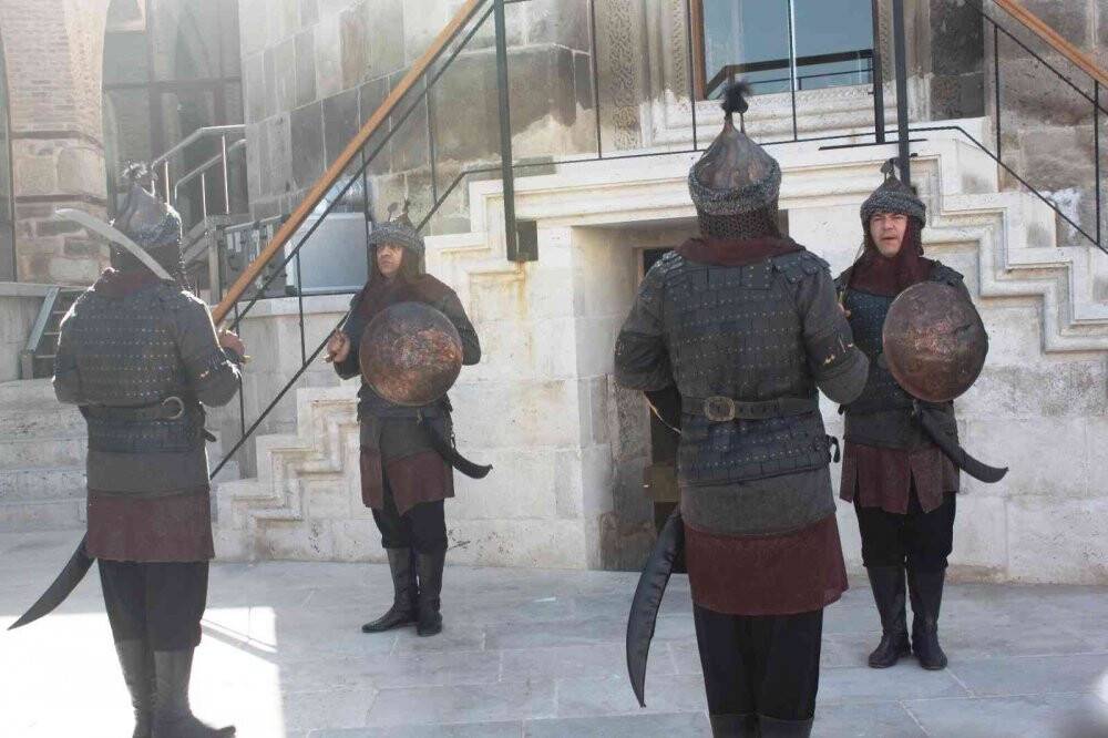 Konya’da Sultanlar Türbesi’nde her cuma namazı sonrası saygı nöbeti