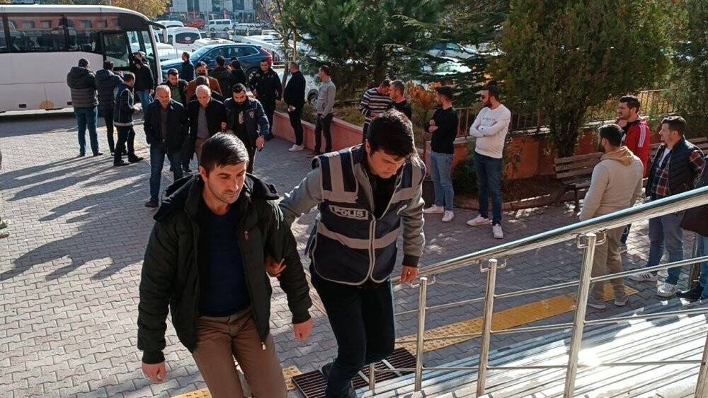 Mahkumlara uyuşturucu temin eden gardiyanlar adliyeye sevk edildi