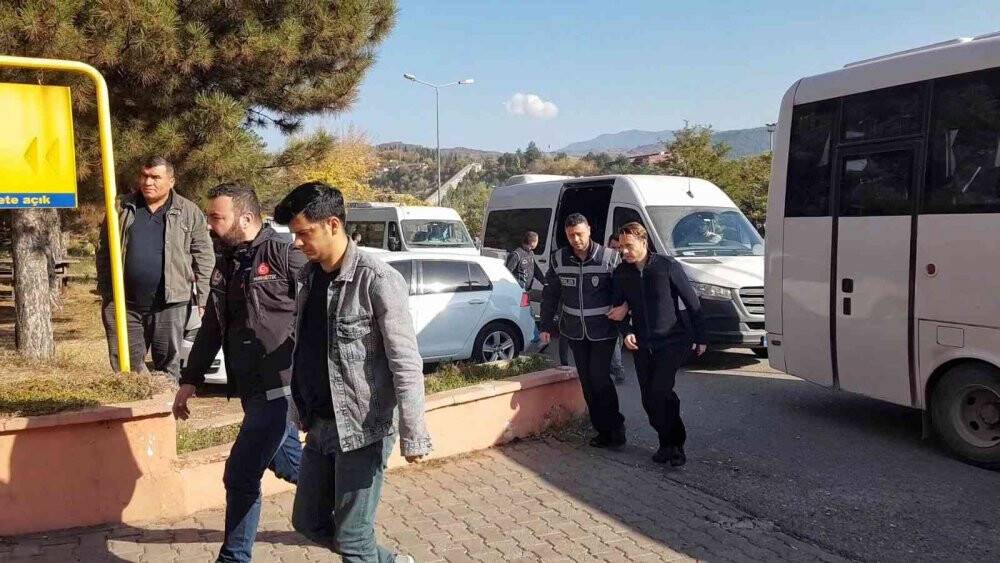 Mahkumlara uyuşturucu temin eden gardiyanlar adliyeye sevk edildi