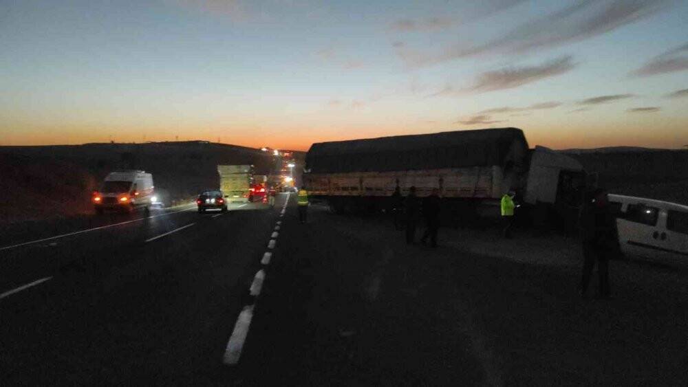 Şanlıurfa’da tır ile otomobil çarpıştı: 2 ölü