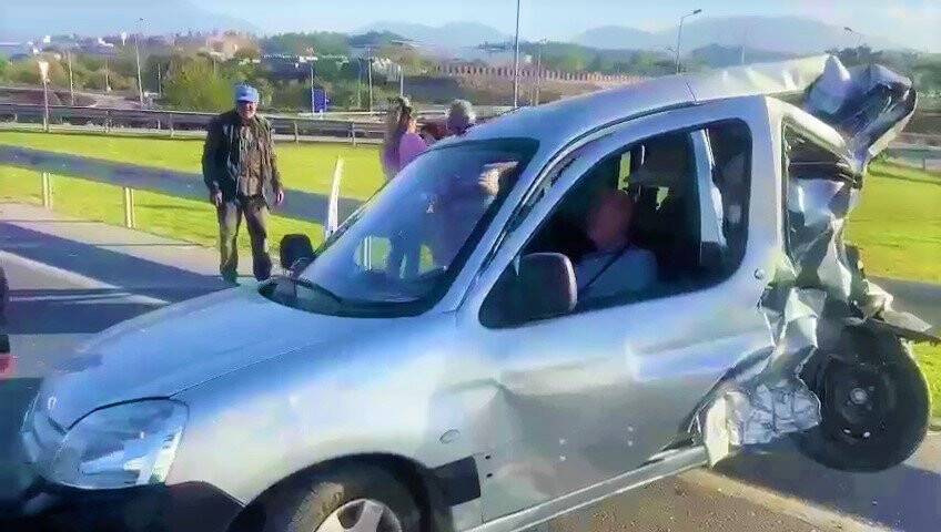 Araçta sıkışan sürücü için seferber oldular