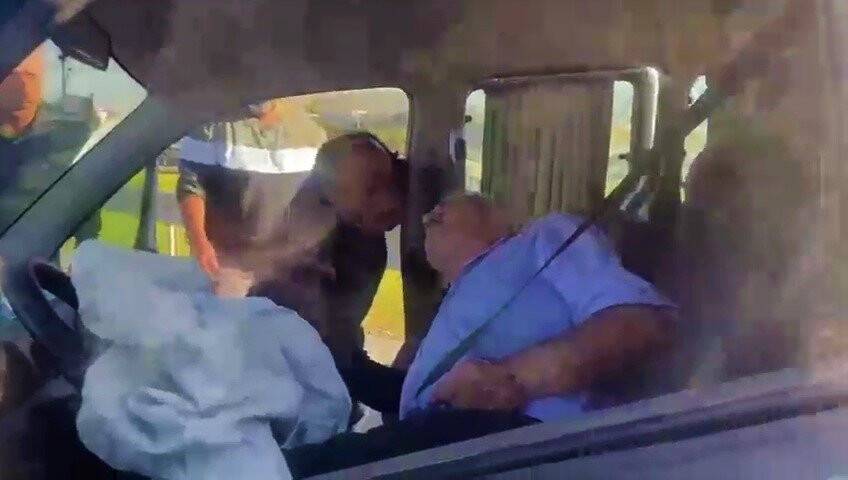 Araçta sıkışan sürücü için seferber oldular