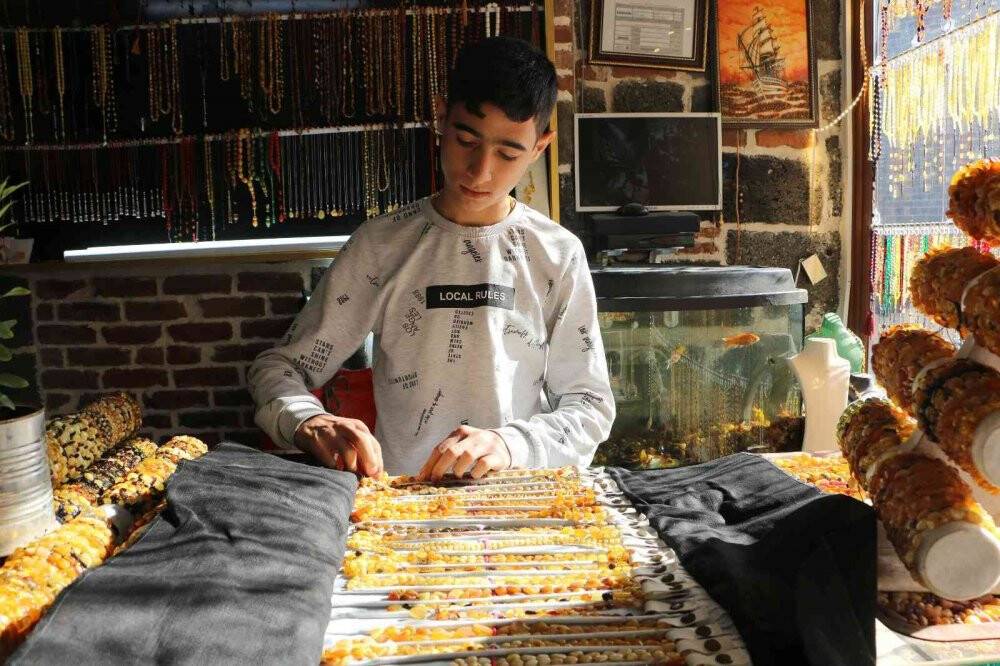 14 yaşındaki ustanın elinden çıkan tespihler dünyanın dört bir yanına ihraç ediliyor