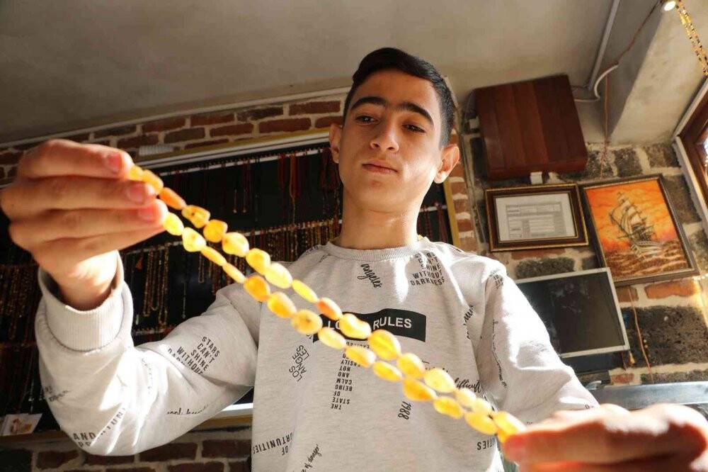 14 yaşındaki ustanın elinden çıkan tespihler dünyanın dört bir yanına ihraç ediliyor