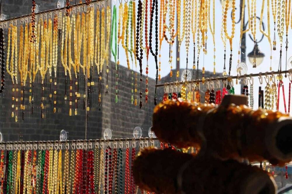 14 yaşındaki ustanın elinden çıkan tespihler dünyanın dört bir yanına ihraç ediliyor