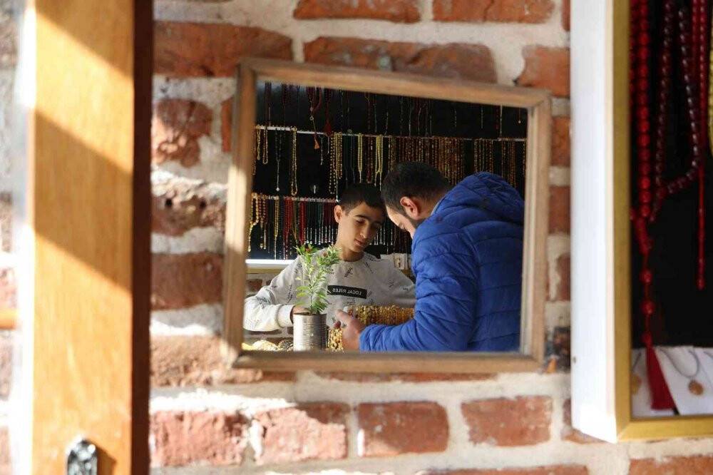 14 yaşındaki ustanın elinden çıkan tespihler dünyanın dört bir yanına ihraç ediliyor